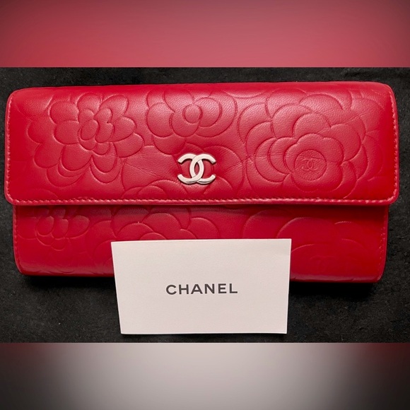 ❗️SOLD ‼️Chanel Authentic Camila Flower Design Lambskin Wallet Silver CC Logo EC - Picture 1 of 13